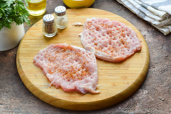Шницель из свинины на сковороде рецепт фото 2